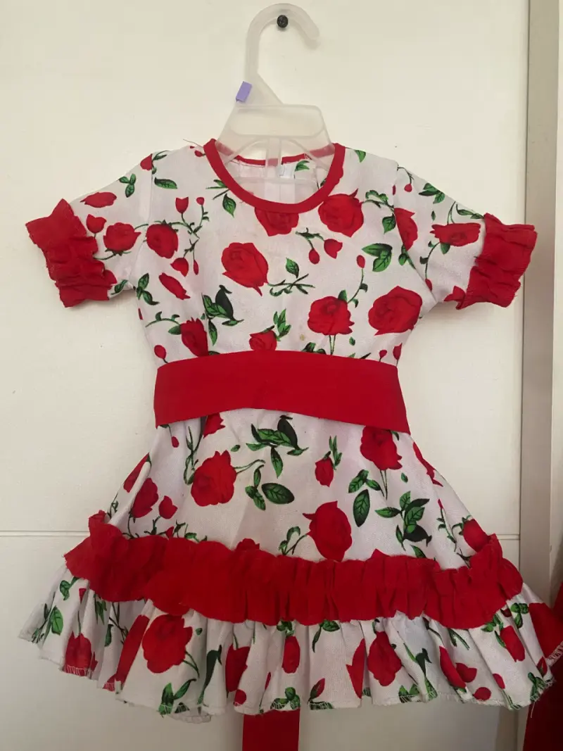 Vestido infantil con estampado de rosas rojas