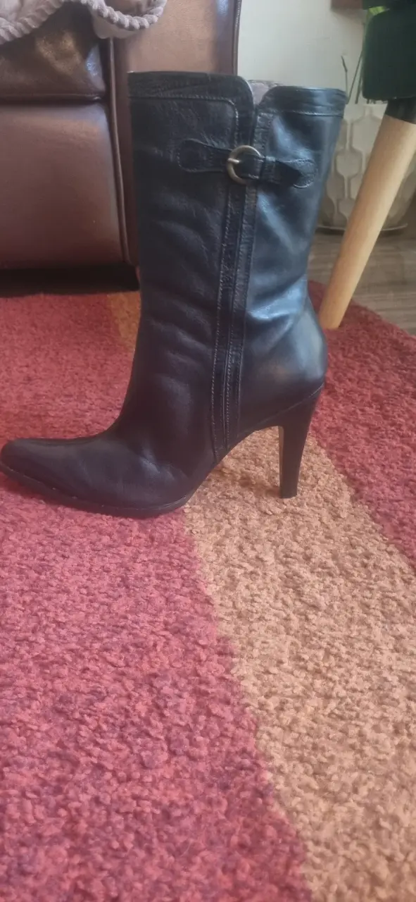 Botas de cuero negras con tacón alto - 1