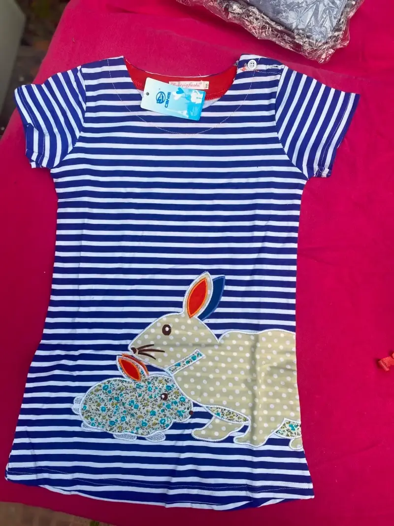 Vestido infantil a rayas con diseño de conejos