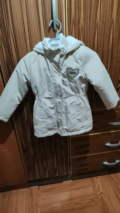 Abrigo infantil beige con capucha y diseño 'Happy' - miniatura 1