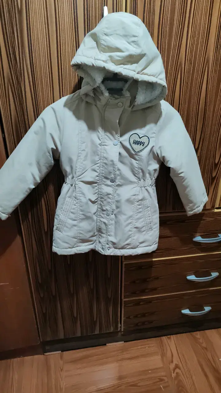Abrigo infantil beige con capucha y diseño 'Happy' - 2