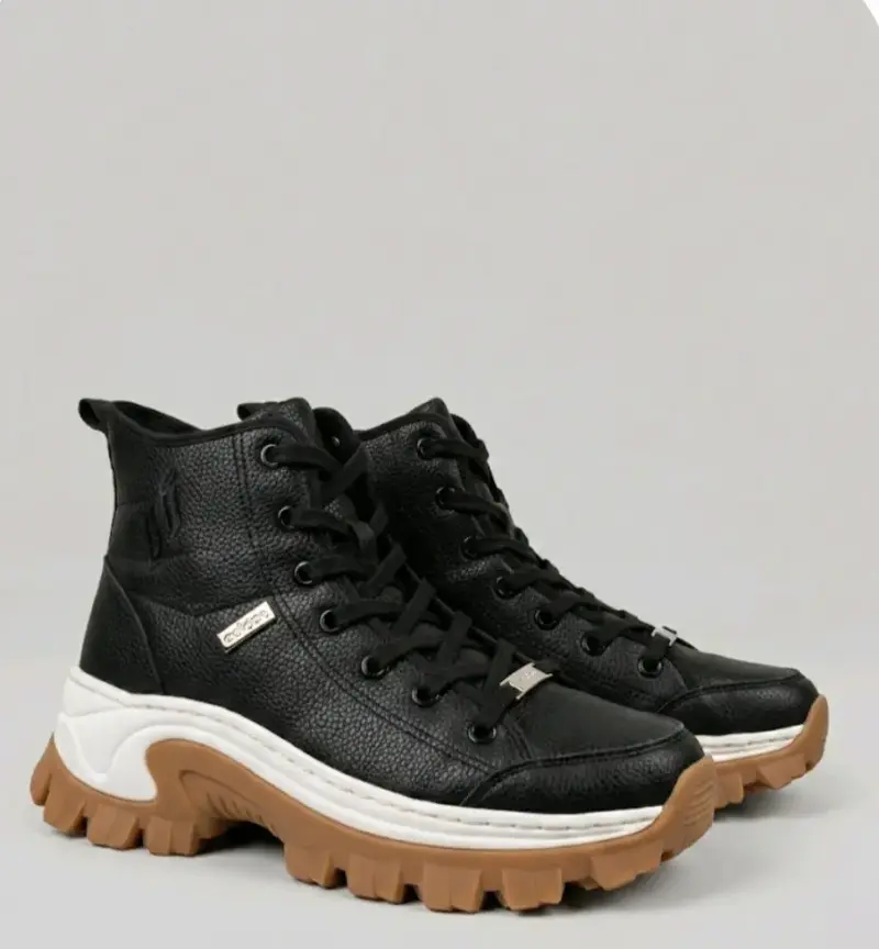 Botines negros de cuero con suela gruesa