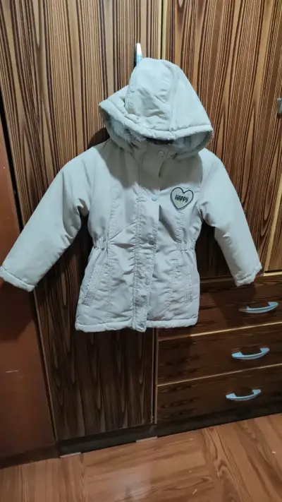 Abrigo infantil beige con capucha y diseño 'Happy' - miniatura 1