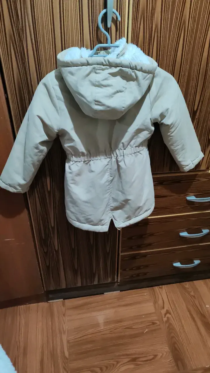 Abrigo infantil beige con capucha y diseño 'Happy' - 3