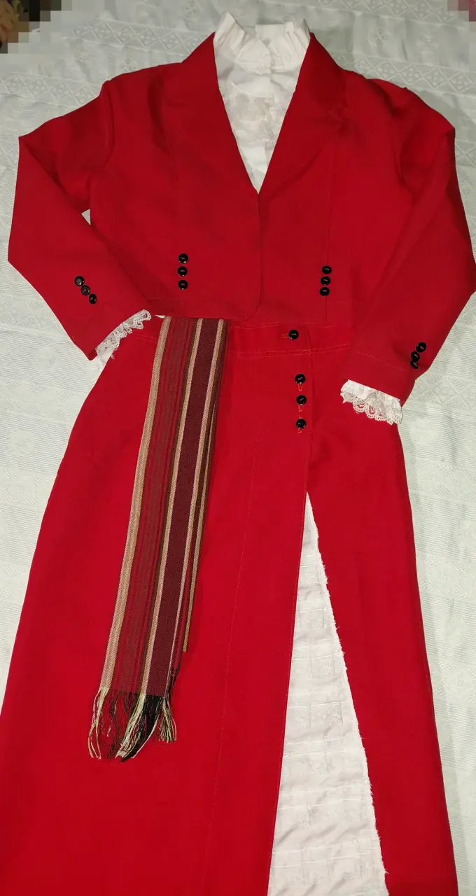 Traje típico chileno rojo con detalles - 1