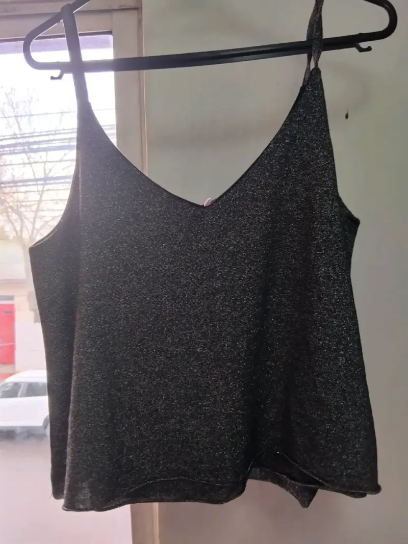 Polera sin mangas negra con brillo para mujer - 1