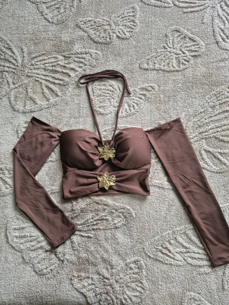 Top de moda marrón con detalles dorados