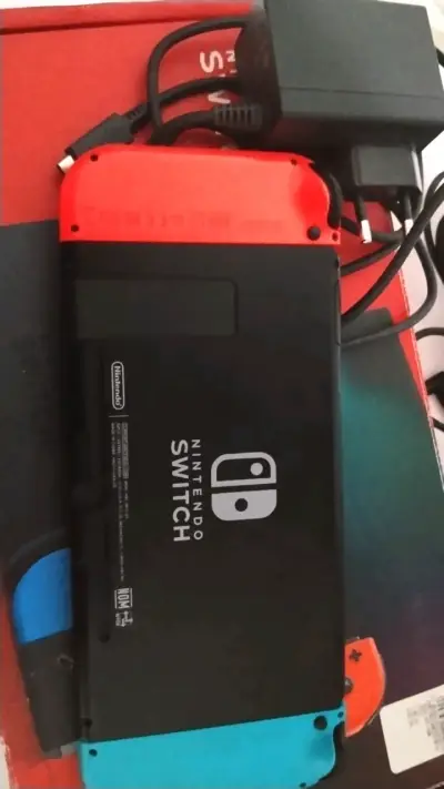 Consola Nintendo Switch con cargador y dock - miniatura 2