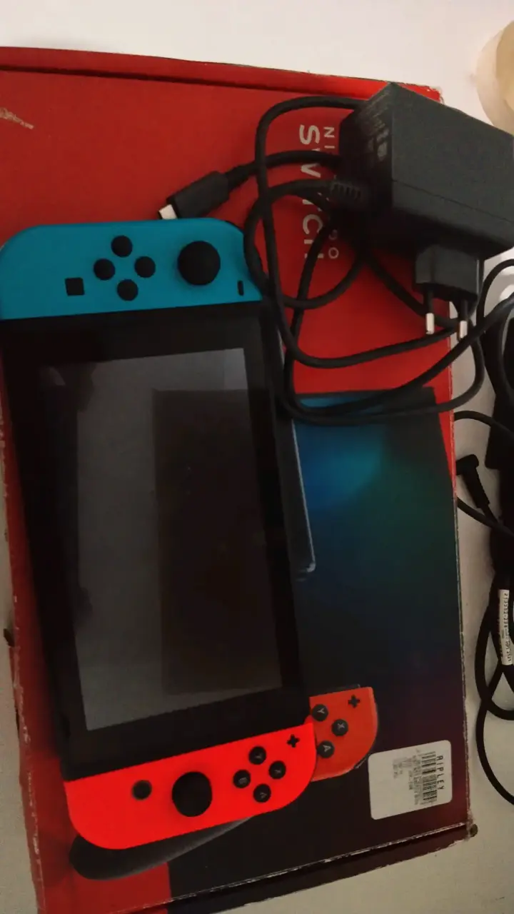Consola Nintendo Switch con cargador y dock - 3