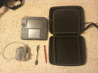 Consola portátil Nintendo 2DS con accesorios - miniatura 1
