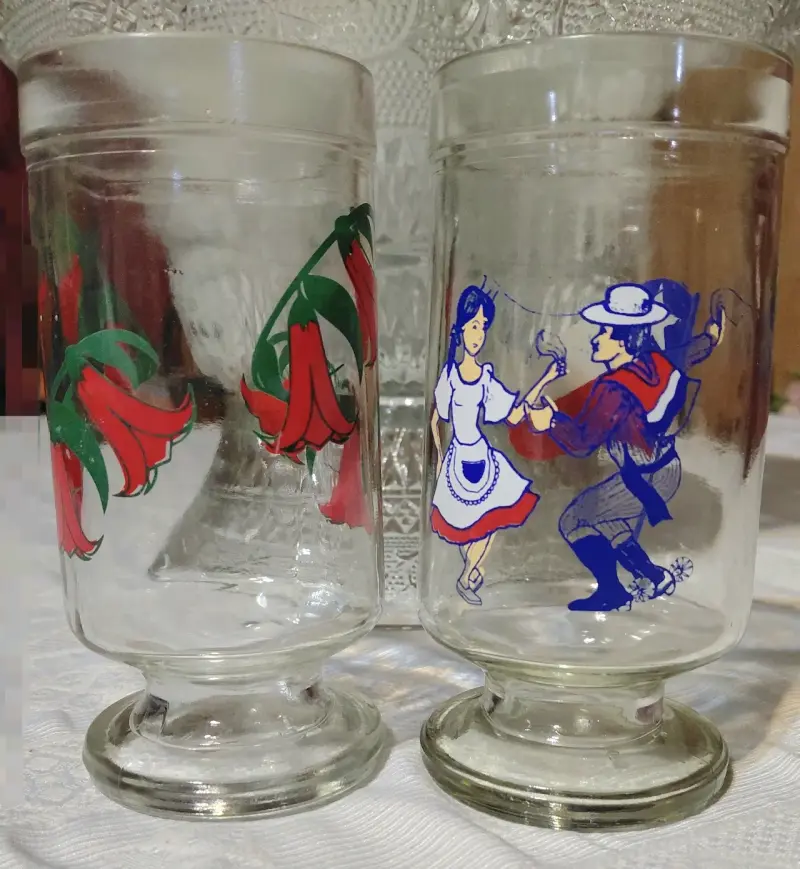 Vasos de vidrio decorativos chilenos con diseño folclórico - 1