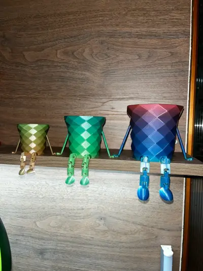 Maceteros decorativos con diseño colorido y patas - miniatura 2