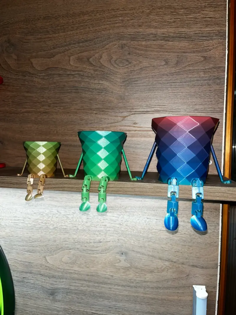 Maceteros decorativos con diseño colorido y patas - 3