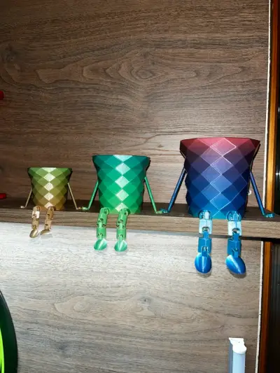 Maceteros decorativos con diseño colorido y patas - miniatura 3