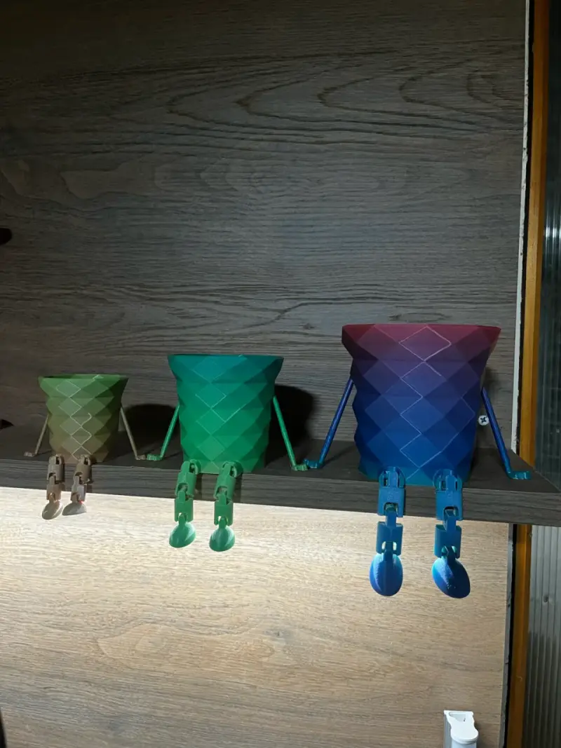 Maceteros decorativos con diseño colorido y patas - 4