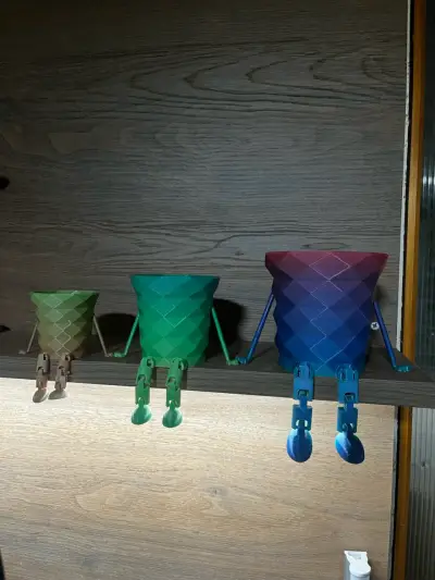 Maceteros decorativos con diseño colorido y patas - miniatura 4