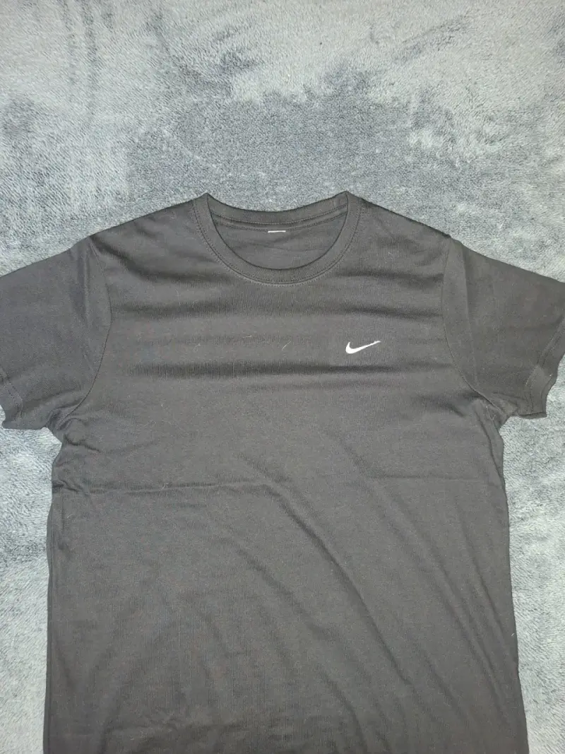 Polera negra basica Nike