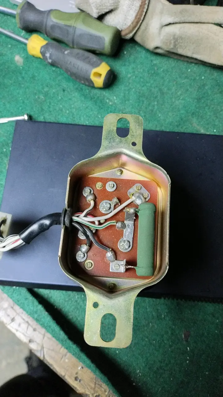Regulador de voltaje New Era AVR-579 12V - 3
