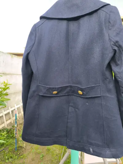 Abrigo azul marino con botones dorados J.Crew - miniatura 3