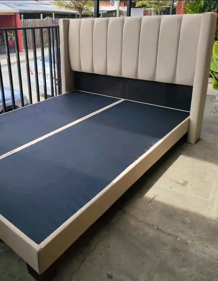 Cama tapizada con cabecera moderna - 2