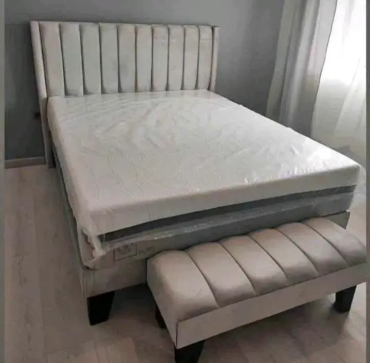 Cama tapizada con cabecera moderna - 3