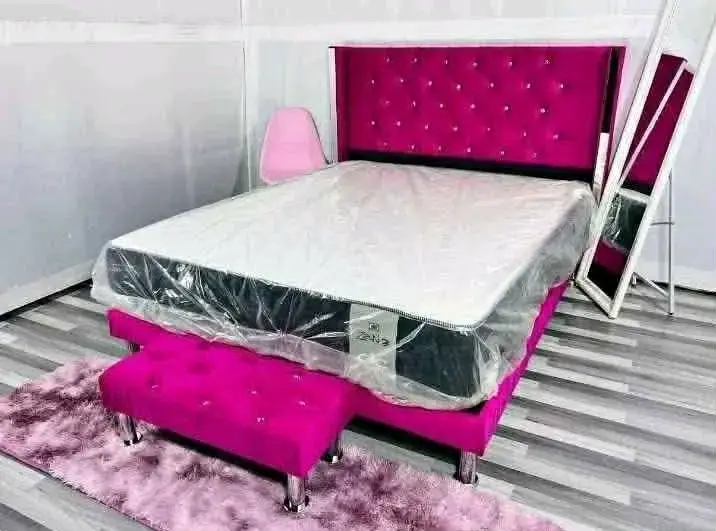 Cama tapizada con cabecera moderna - 4