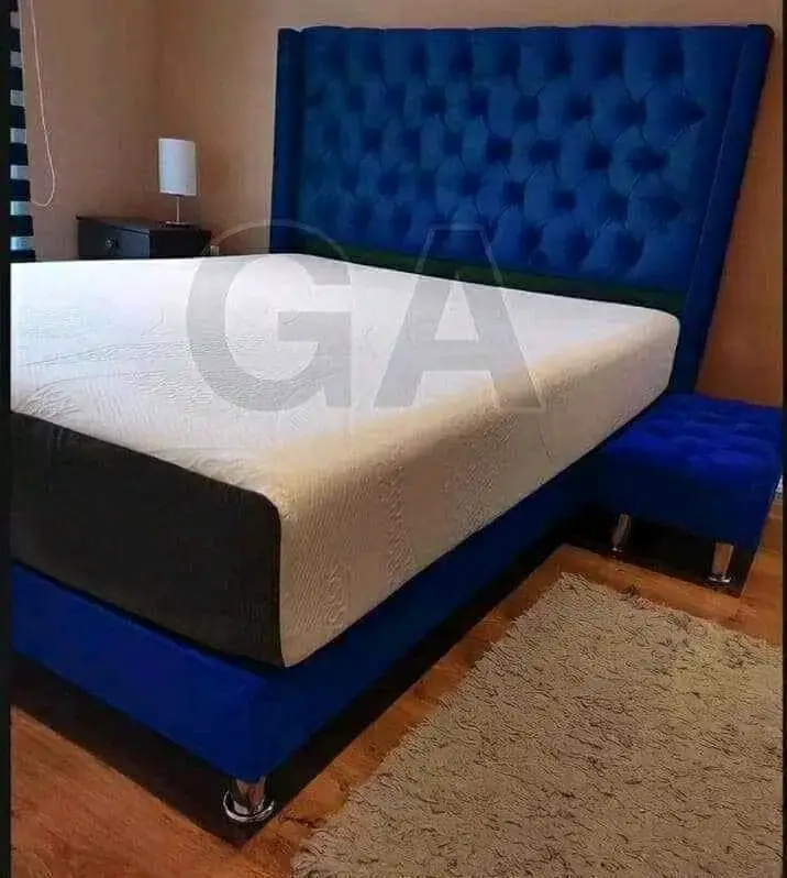 Cama tapizada con cabecera moderna - 5