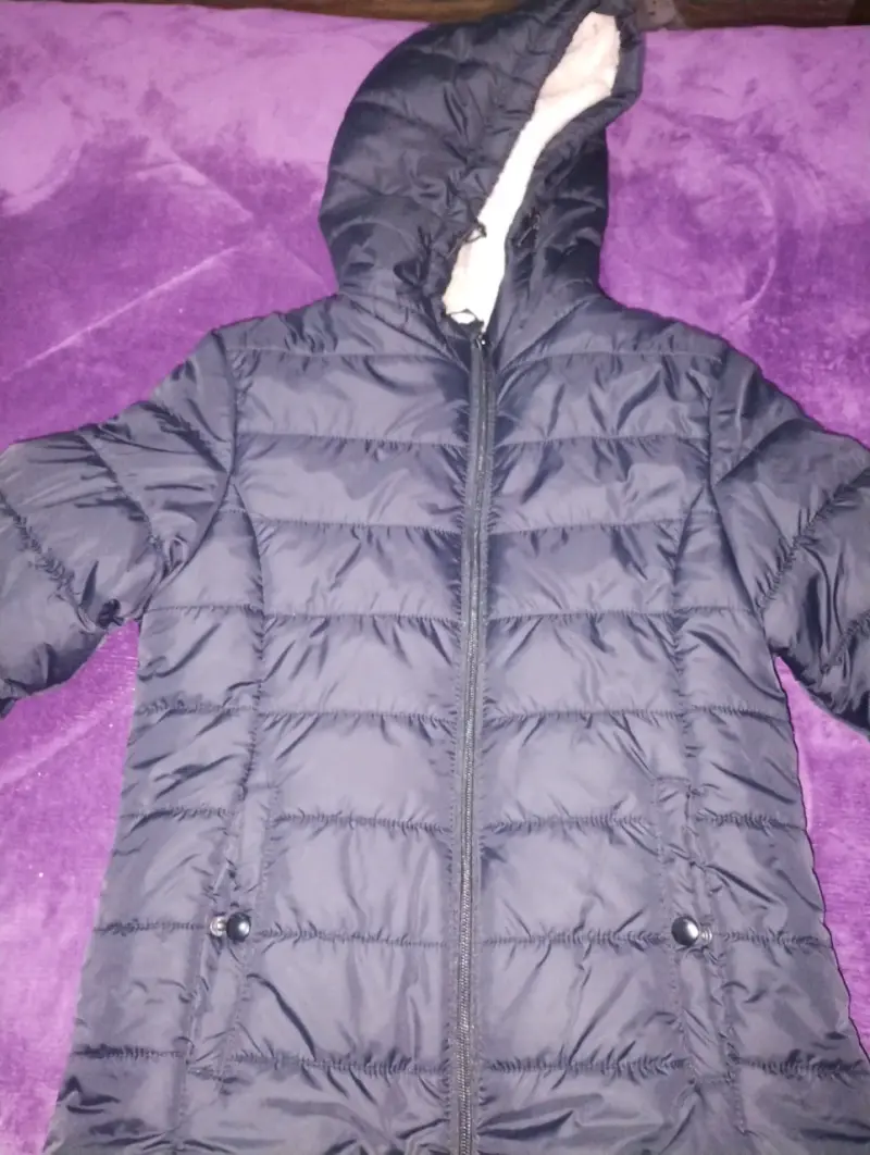 Parka negra acolchada con capucha para mujer - 1