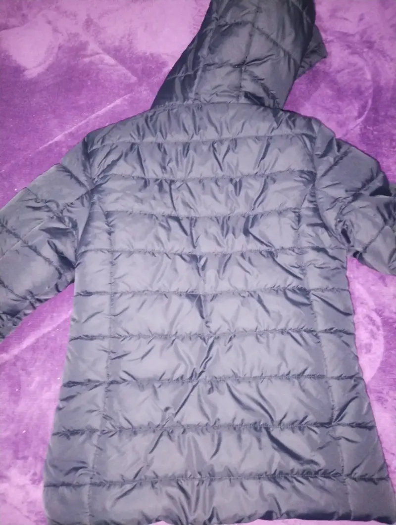 Parka negra acolchada con capucha para mujer - 2