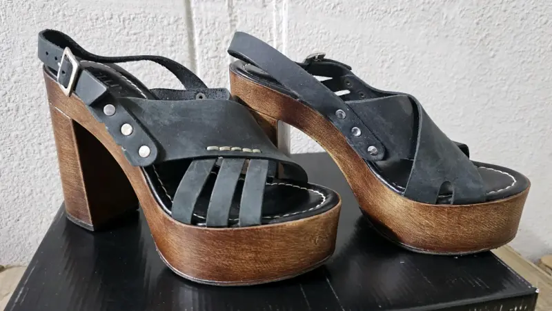 Sandalias de tacón alto negras con plataforma - 1