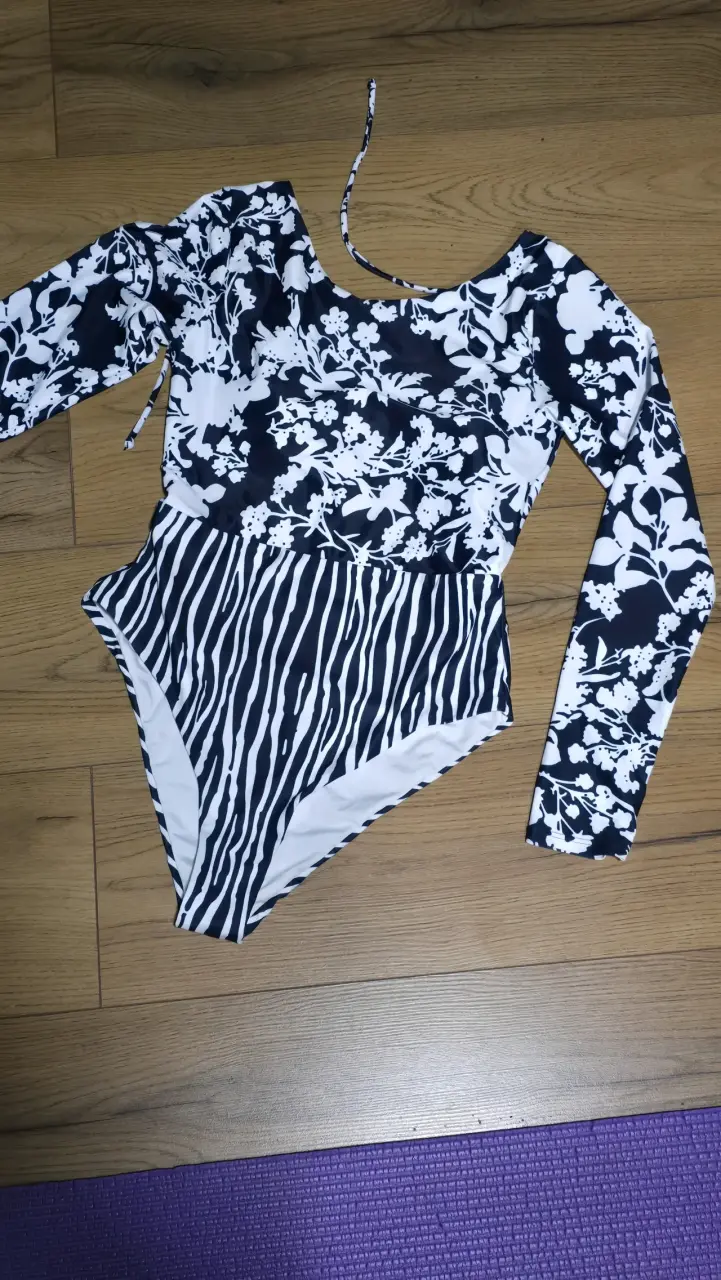 Traje de baño entero floral con mangas largas - 3