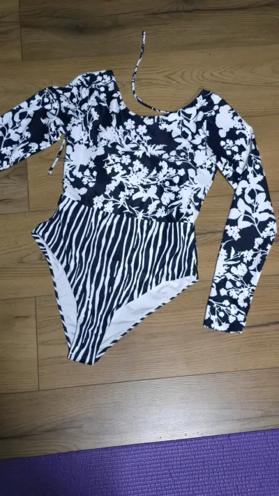 Traje de baño entero floral con mangas largas - miniatura 3