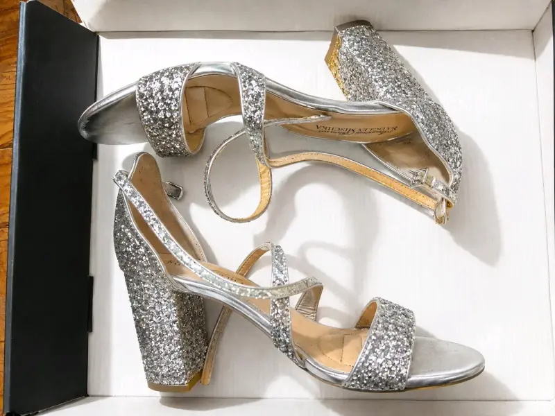 Sandalias de tacón alto plateadas con brillo