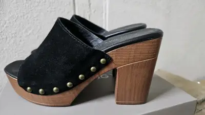 Zuecos de tacón alto negros con plataforma de madera - miniatura 1