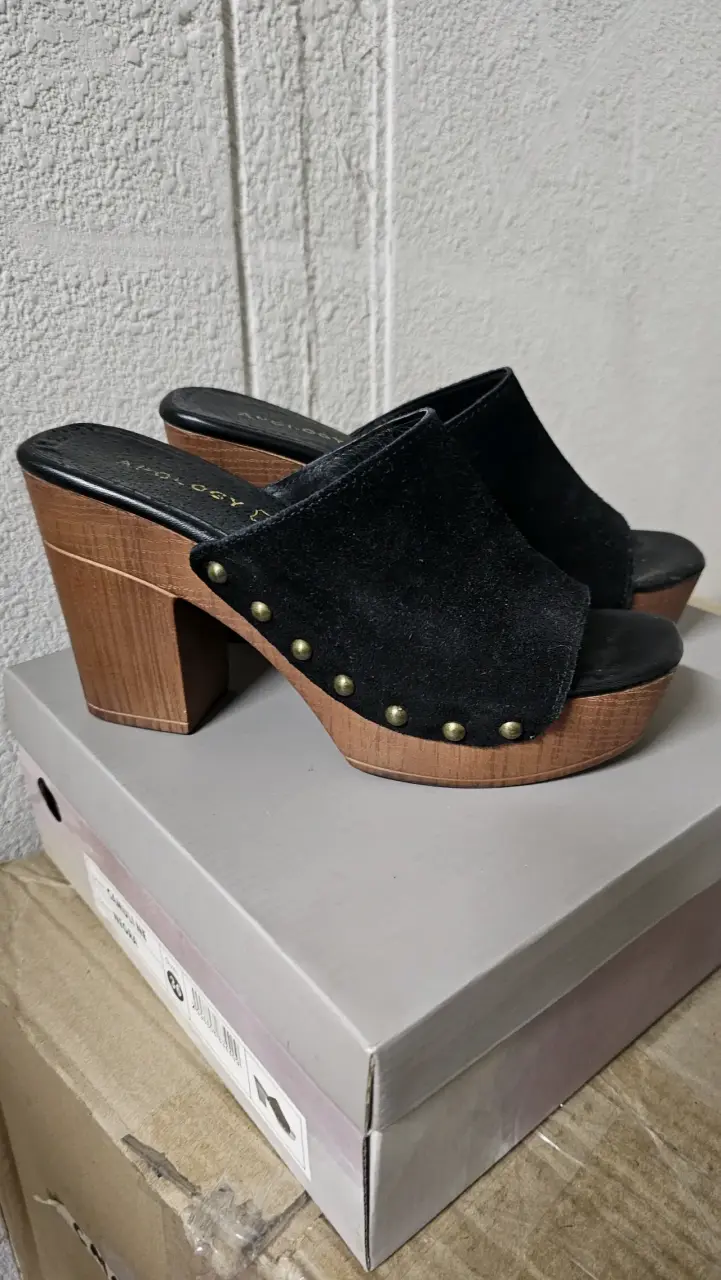 Zuecos de tacón alto negros con plataforma de madera - 2