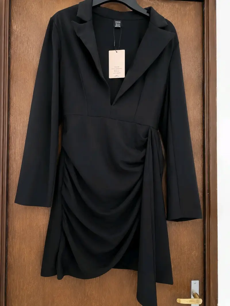 Vestido negro elegante con diseño drapeado