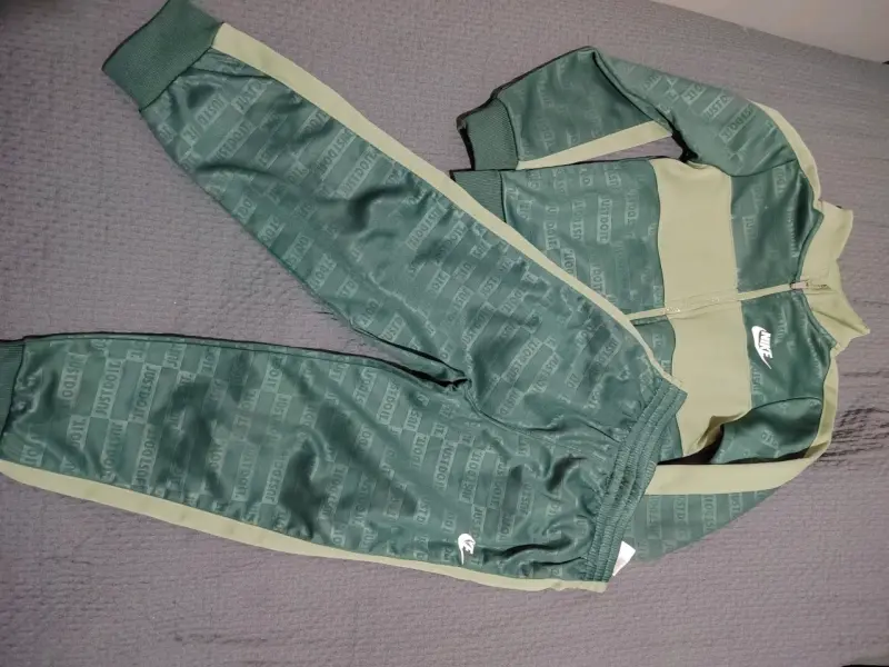Conjunto deportivo verde Nike para niños - 1