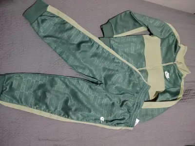 Conjunto deportivo verde Nike para niños - miniatura 1