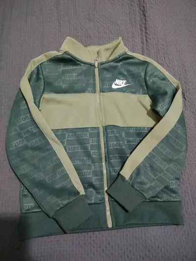 Conjunto deportivo verde Nike para niños - miniatura 2