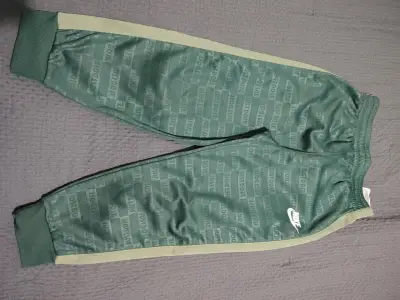 Conjunto deportivo verde Nike para niños - miniatura 3