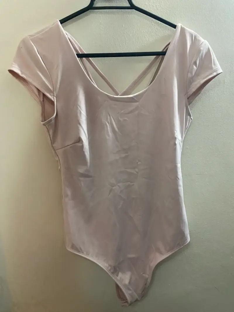 Body de danza rosa claro con espalda cruzada - 1