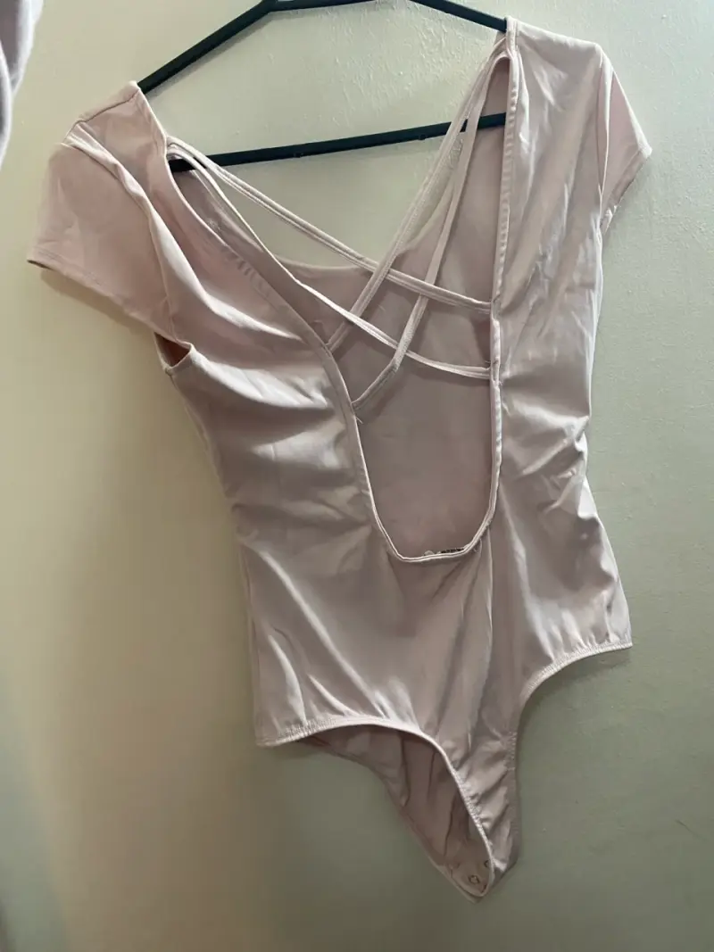 Body de danza rosa claro con espalda cruzada - 2