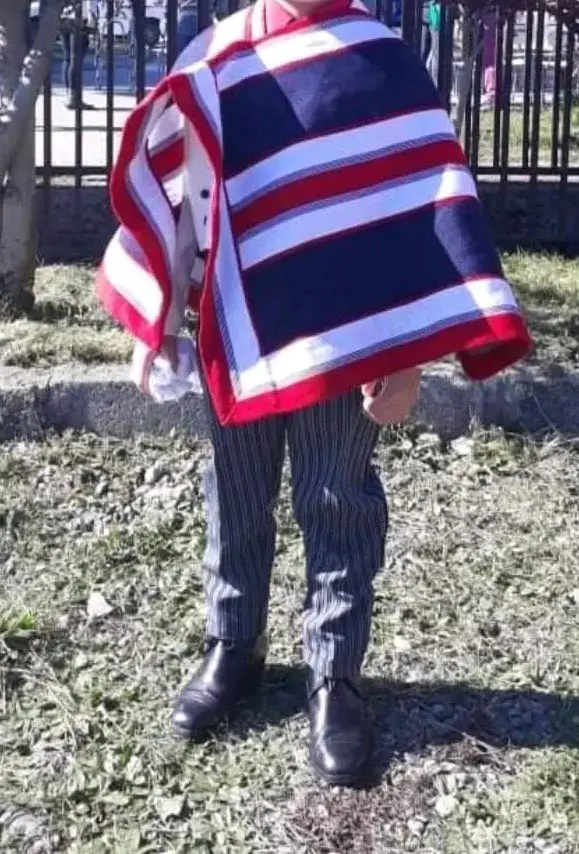 Traje típico chileno para hombre con poncho y botas - 1