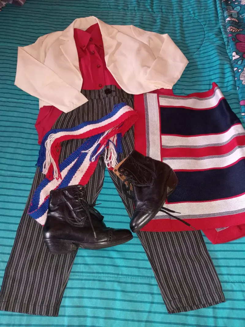 Traje típico chileno para hombre con poncho y botas - 2