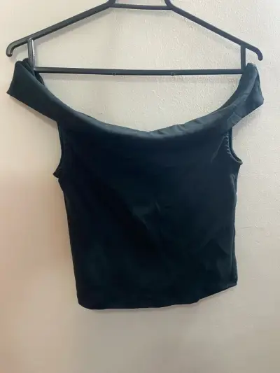 Top negro sin mangas con cuello amplio - miniatura 1