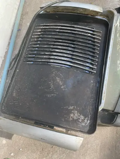 Parrilla eléctrica con plancha y rejilla - miniatura 1