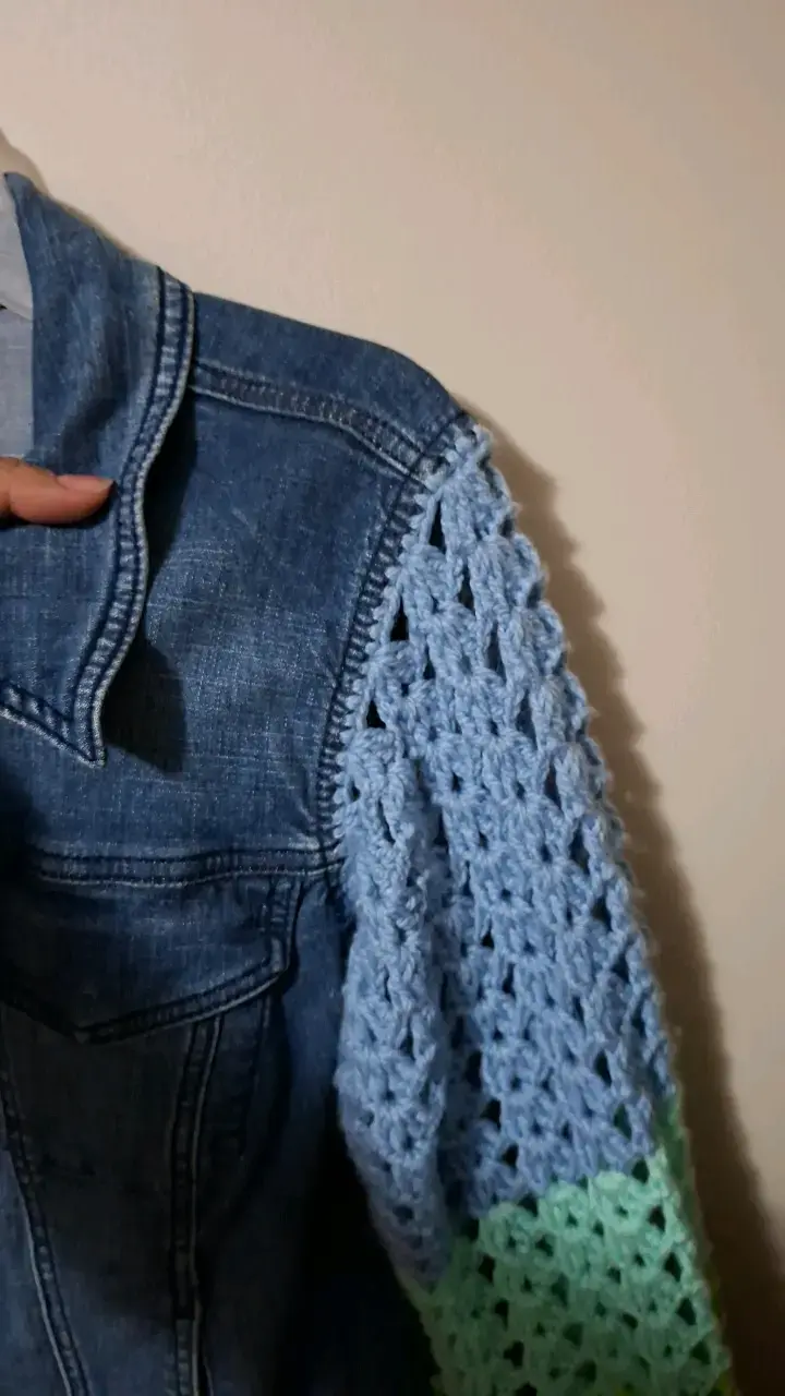 Chaqueta de mezclilla con mangas tejidas Lane Bryant - 3