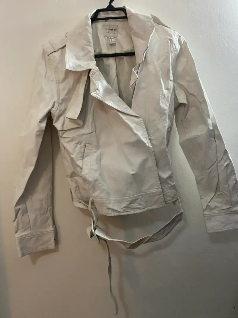 Chaqueta beige Forever 21 con cinturón - 1