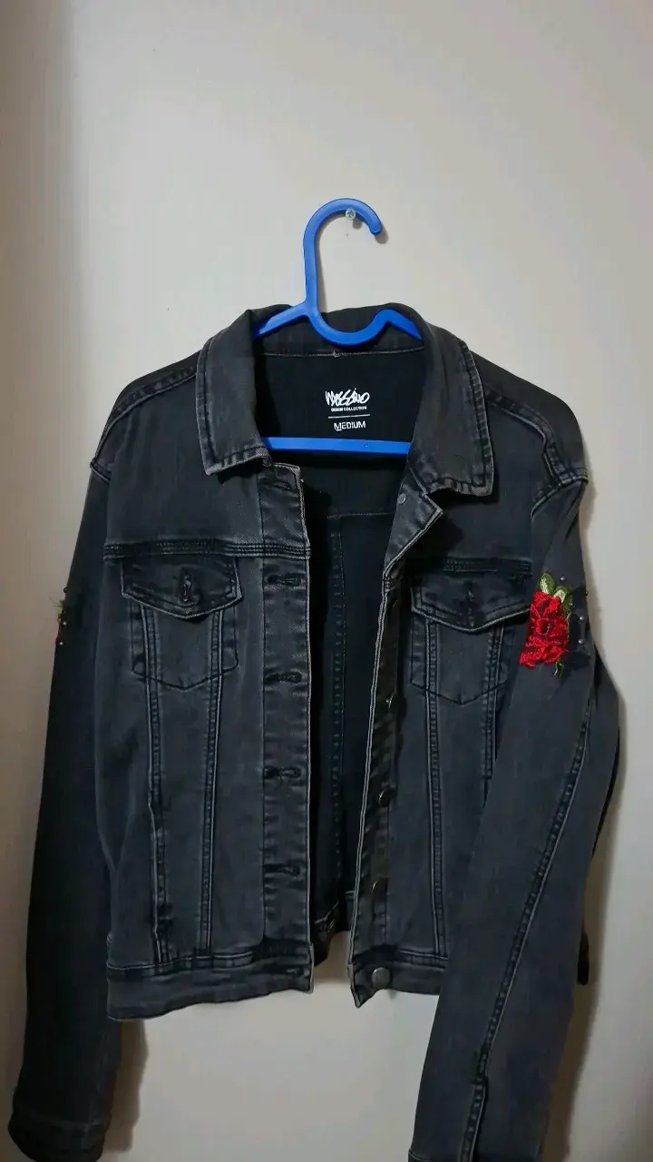 Chaqueta de mezclilla negra con bordado de rosa - 1