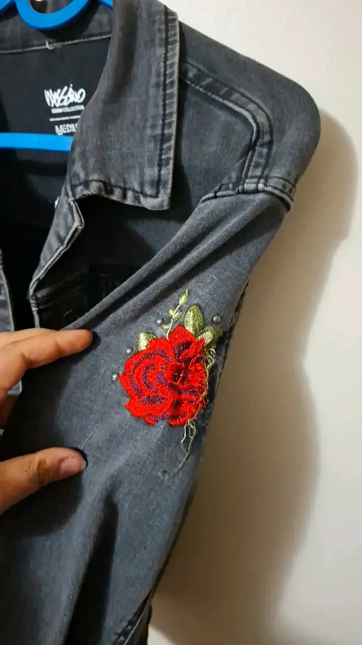 Chaqueta de mezclilla negra con bordado de rosa - 2